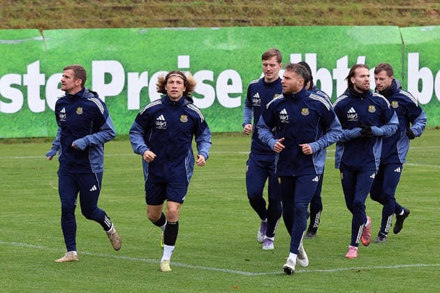 24.11.2025, xrekx, Fussball 3.Liga, 1.FC Saarbruecken - Training v.l. Manuel Zeitz (1.FC Saarbruecken) Tim Civeja (1.FC Saarbruecken) Luca Wollschläger Wollschlaeger (1.FC Saarbruecken) Patrick Schmidt (1.FC Saarbruecken) Till Schumacher (1.FC Saarbruecken) Niko Bretschneider (1.FC Saarbruecken) Robin Bormuth (1.FC Saarbruecken) (DFL DFB REGULATIONS PROHIBIT ANY USE OF PHOTOGRAPHS as IMAGE SEQUENCES and or QUASI-VIDEO) Saarbruecken