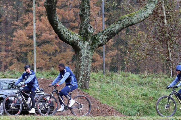 24.11.2025, xrekx, Fussball 3.Liga, 1.FC Saarbruecken - Training v.l. Auf dem Fahrrad unterwegs Calogero Rizzuto (1.FC Saarbruecken) Elijah Krahn (1.FC Saarbruecken) Rodney Elongo-Yombo (1.FC Saarbruecken) (DFL DFB REGULATIONS PROHIBIT ANY USE OF PHOTOGRAPHS as IMAGE SEQUENCES and or QUASI-VIDEO) Saarbruecken