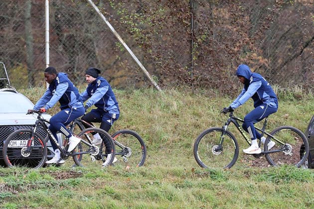 24.11.2025, xrekx, Fussball 3.Liga, 1.FC Saarbruecken - Training v.l. Auf dem Fahrrad unterwegs Calogero Rizzuto (1.FC Saarbruecken) Elijah Krahn (1.FC Saarbruecken) Rodney Elongo-Yombo (1.FC Saarbruecken) (DFL DFB REGULATIONS PROHIBIT ANY USE OF PHOTOGRAPHS as IMAGE SEQUENCES and or QUASI-VIDEO) Saarbruecken