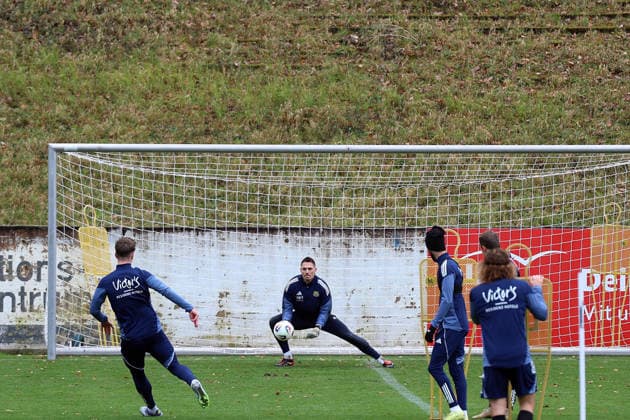 24.11.2025, xrekx, Fussball 3.Liga, 1.FC Saarbruecken - Training v.l. Tim Paterok (1.FC Saarbruecken) (DFL DFB REGULATIONS PROHIBIT ANY USE OF PHOTOGRAPHS as IMAGE SEQUENCES and or QUASI-VIDEO) Saarbruecken