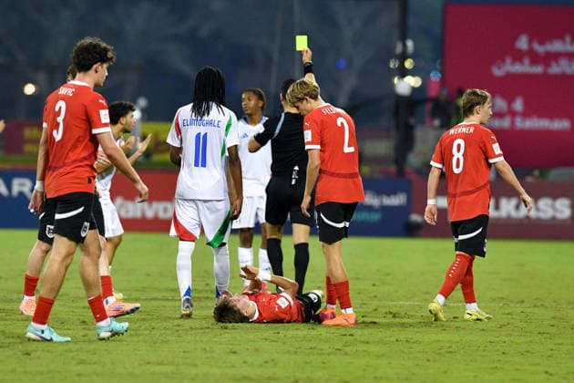SOCCER - 2025 FIFA U17, U 17 World Cup DOHA,QATAR,24.NOV.25 - SOCCER - FIFA Under 17 World Cup Qatar 2025, Austria vs Italy. Image shows Destiny Elimoghale (ITA), the referee, Jean Mambuku (ITA) and Rafael Feldinger (AUT).  GEPAxpictures xRanjithxKumar