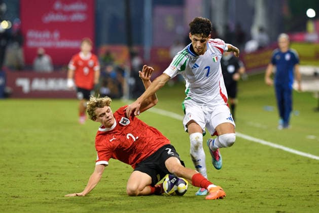 SOCCER - 2025 FIFA U17, U 17 World Cup DOHA,QATAR,24.NOV.25 - SOCCER - FIFA Under 17 World Cup Qatar 2025, Austria vs Italy. Image shows Rafael Feldinger (AUT) and Andrea Luongo (ITA).  GEPAxpictures xRanjithxKumar