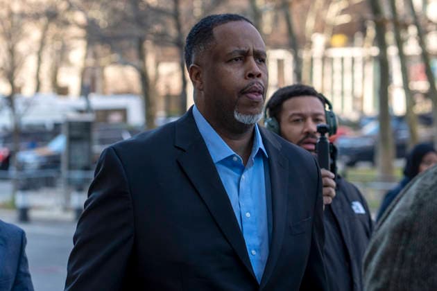Former NBA, Basketball Herren, USA player and assistant coach Damon Jones arrives at the federal courthouse in Brooklyn, New York, 24 November 2025. Damon Jones appears in federal court in New York !ACHTUNG: NUR REDAKTIONELLE NUTZUNG!  Copyright: xAngelxColmenaresx AME2141 20251124-55018632800_1