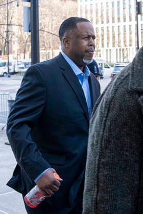 Former NBA, Basketball Herren, USA player and assistant coach Damon Jones arrives at the federal courthouse in Brooklyn, New York, 24 November 2025. Damon Jones appears in federal court in New York !ACHTUNG: NUR REDAKTIONELLE NUTZUNG!  Copyright: xAngelxColmenaresx AME2146 20251124-55018632803_1