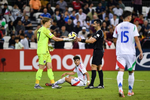 SOCCER - 2025 FIFA U17, U 17 World Cup DOHA,QATAR,24.NOV.25 - SOCCER - FIFA Under 17 World Cup Qatar 2025, Austria vs Italy. Image shows Daniel Posch (AUT) and the referee.  GEPAxpictures xRanjithxKumar