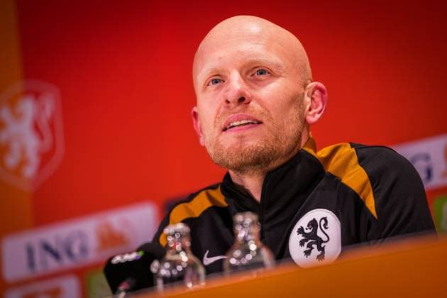 ZEIST , 24-11-2025 , KNVB Campus , season 2025 2026 , Dutch International football , Training session and press conference, PK, Pressekonferenz Netherlands (women) , picture shows Netherlands (women) head coach Arjan Veurink during press conference Training session Netherlands (women)  x32183327x Copyright: