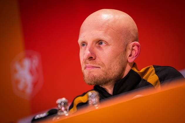 ZEIST , 24-11-2025 , KNVB Campus , season 2025 2026 , Dutch International football , Training session and press conference, PK, Pressekonferenz Netherlands (women) , picture shows Netherlands (women) head coach Arjan Veurink during press conference Training session Netherlands (women)  x32183328x Copyright: