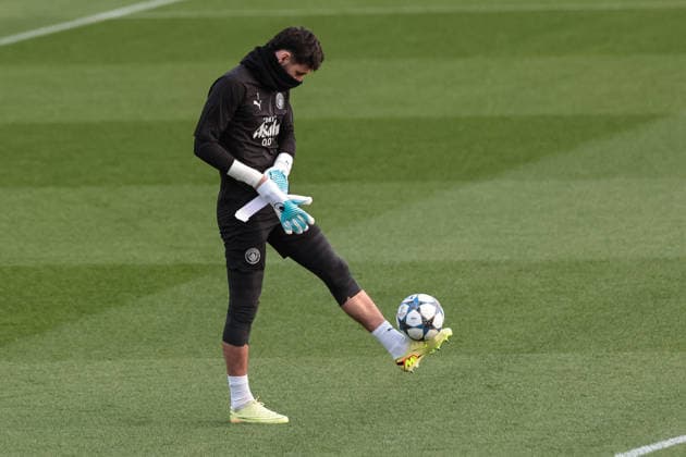 UEFA Champions League training session Matchday 5 of 8 Manchester City vs Bayer 04 Leverkusen Manchester City goalkeeper James Trafford during the UEFA Champions League training session Matchday 5 of 8 Manchester City vs Bayer 04 Leverkusen at Etihad Campus, Manchester, United Kingdom, 24th November 2025 (Photo by Mark Cosgrove News Images) Manchester Etihad Campus Manchester United, ManU Kingdom Copyright: xMarkxCosgrove NewsxImagesx