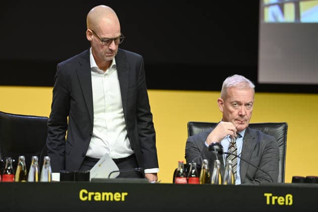 v.l. Carsten CRAMER, Vorstandsmitglied, Thomas TRESS, Treß, Vorstandsmitglied, Finanzvorstand, CFO, Hauptversammlung der Borussia Dortmund GmbH & Co. KGaA, Dortmunder Westfalenhalle, 24.11.2025 oÂ