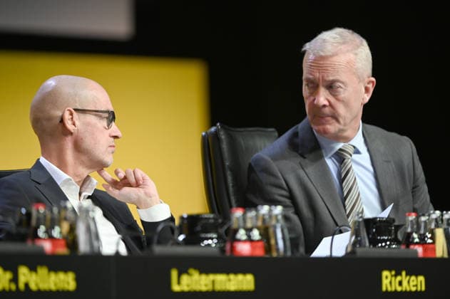 v.l. Carsten CRAMER, Vorstandsmitglied, Thomas TRESS, Treß, Vorstandsmitglied, Finanzvorstand, CFO, Hauptversammlung der Borussia Dortmund GmbH & Co. KGaA, Dortmunder Westfalenhalle, 24.11.2025 oÂ