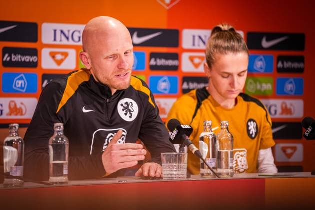 ZEIST , 24-11-2025 , KNVB Campus , season 2025 2026 , Dutch International football , Training session and press conference, PK, Pressekonferenz Netherlands (women) , picture shows Netherlands (women) head coach Arjan Veurink during press conference Training session Netherlands (women)  x32183849x Copyright: