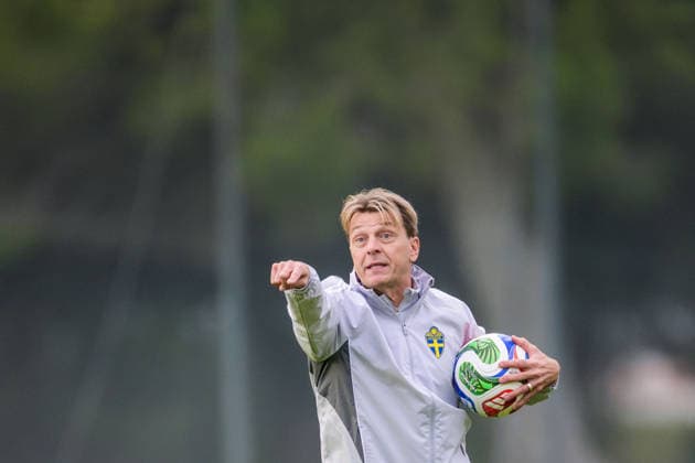251124 Head coach Tony Gustavsson of the women s national football team of Sweden at a training session on November 24, 2025 in Albufeira. Photo: Ludvig Thunman BILDBYRAN kod LT LT0751 fotboll football soccer fotball träning practice training sverige sweden dam bbeng sverige sweden  Copyright: LUDVIGxTHUNMAN BB251124LT002