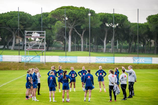251124 Players of the women s national football team of Sweden at a training session on November 24, 2025 in Albufeira. Photo: Ludvig Thunman BILDBYRAN kod LT LT0751 fotboll football soccer fotball träning practice training sverige sweden dam bbeng sverige sweden Copyright: LUDVIGxTHUNMAN BB251124LT012
