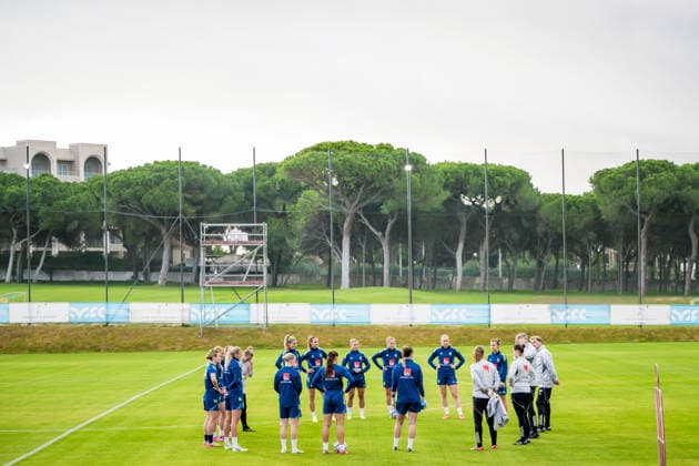 251124 Players of the women s national football team of Sweden at a training session on November 24, 2025 in Albufeira. Photo: Ludvig Thunman BILDBYRAN kod LT LT0751 fotboll football soccer fotball träning practice training sverige sweden dam bbeng sverige sweden Copyright: LUDVIGxTHUNMAN BB251124LT014