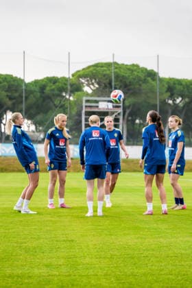 251124 Smilla Holmberg and Hanna Lundkvist of the women s national football team of Sweden at a training session on November 24, 2025 in Albufeira. Photo: Ludvig Thunman BILDBYRAN kod LT LT0751 fotboll football soccer fotball träning practice training sverige sweden dam bbeng sverige sweden Copyright: LUDVIGxTHUNMAN BB251124LT017