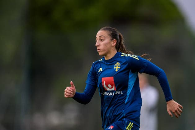 251124 Rosa Kafaji of the women s national football team of Sweden at a training session on November 24, 2025 in Albufeira. Photo: Ludvig Thunman BILDBYRAN kod LT LT0751 fotboll football soccer fotball träning practice training sverige sweden dam bbeng sverige sweden Copyright: LUDVIGxTHUNMAN BB251124LT026