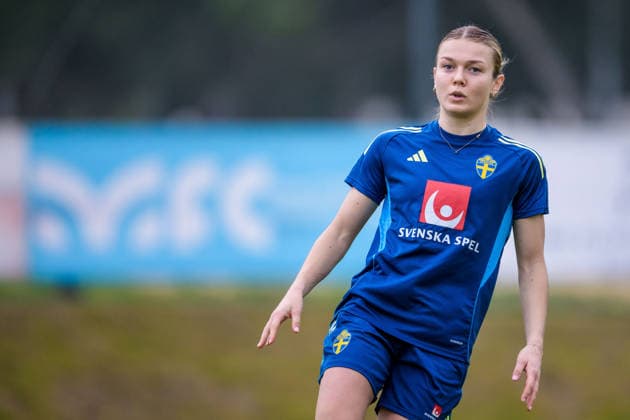 251124 Beata Olsson of the women s national football team of Sweden at a training session on November 24, 2025 in Albufeira. Photo: Ludvig Thunman BILDBYRAN kod LT LT0751 fotboll football soccer fotball träning practice training sverige sweden dam bbeng sverige sweden Copyright: LUDVIGxTHUNMAN BB251124LT029