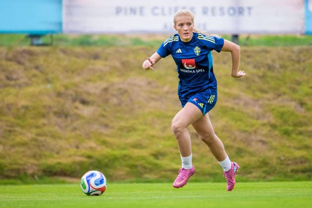 251124 Smilla Holmberg of the women s national football team of Sweden at a training session on November 24, 2025 in Albufeira. Photo: Ludvig Thunman BILDBYRAN kod LT LT0751 fotboll football soccer fotball träning practice training sverige sweden dam bbeng sverige sweden Copyright: LUDVIGxTHUNMAN BB251124LT030