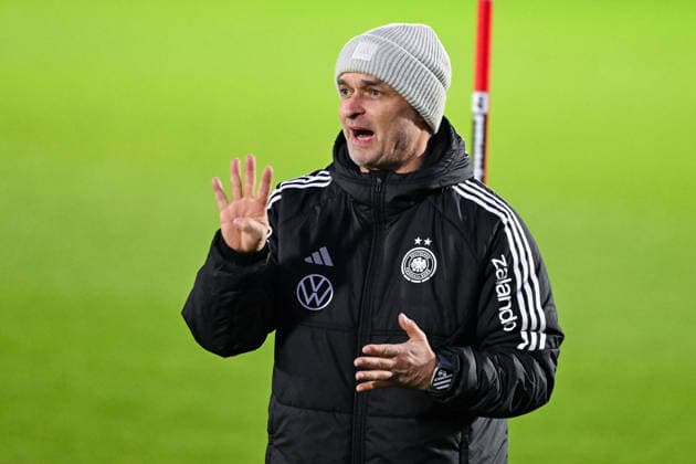Christian Wück (Deutschland, Trainer) gestikuliert, GER, UEFA Nations League, Training der Frauen Fussball-Nationalmannschaft vor dem finalspiel Deutschland vs Spanien, 24.11.2025. GER, UEFA Nations League, Training der Frauen Fussball-Nationalmannschaft vor dem finalspiel Deutschland vs Spanien, 24.11.2025. Frankfurt am Main Copyright: xEibner-Pressefoto FlorianxWiegandx EP_FWD
