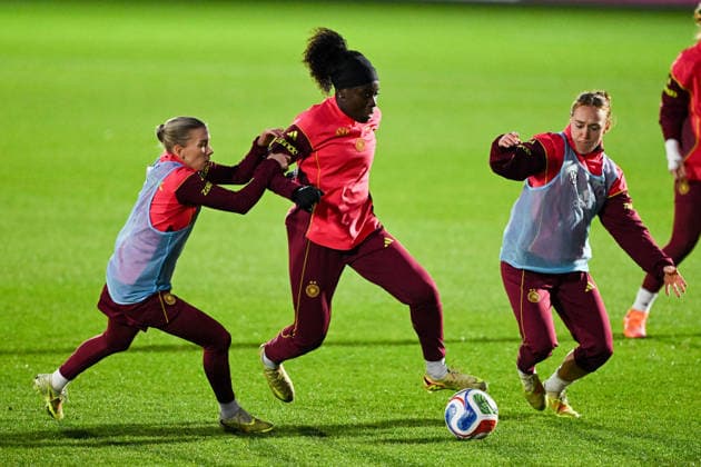 Elisa Senss (Deutschland) im Zweikampf mit Nicole Anyomi (Deutschland), davor Lisanne Gräwe (Deutschland), GER, UEFA Nations League, Training der Frauen Fussball-Nationalmannschaft vor dem finalspiel Deutschland vs Spanien, 24.11.2025. GER, UEFA Nations League, Training der Frauen Fussball-Nationalmannschaft vor dem finalspiel Deutschland vs Spanien, 24.11.2025. Frankfurt am Main Copyright: xEibner-Pressefoto FlorianxWiegandx EP_FWD