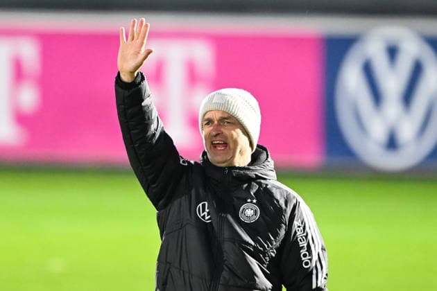 Christian Wück (Deutschland, Trainer) gestikuliert, GER, UEFA Nations League, Training der Frauen Fussball-Nationalmannschaft vor dem finalspiel Deutschland vs Spanien, 24.11.2025. GER, UEFA Nations League, Training der Frauen Fussball-Nationalmannschaft vor dem finalspiel Deutschland vs Spanien, 24.11.2025. Frankfurt am Main Copyright: xEibner-Pressefoto FlorianxWiegandx EP_FWD