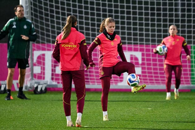 Sjoeke Nüsken (Deutschland) am Ball, GER, UEFA Nations League, Training der Frauen Fussball-Nationalmannschaft vor dem finalspiel Deutschland vs Spanien, 24.11.2025. GER, UEFA Nations League, Training der Frauen Fussball-Nationalmannschaft vor dem finalspiel Deutschland vs Spanien, 24.11.2025. Frankfurt am Main Copyright: xEibner-Pressefoto FlorianxWiegandx EP_FWD
