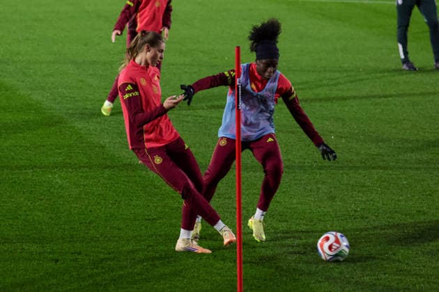 24.11.2025, xgrfx, Fussball DFB Medientermine, DFB Deutsche Frauennationalmannschaft - Training v.l. Jule Brand, Nicole Anyomi (Deutsche Frauennationalmannschaft) (DFL DFB REGULATIONS PROHIBIT ANY USE OF PHOTOGRAPHS as IMAGE SEQUENCES and or QUASI-VIDEO) Frankfurt am Main