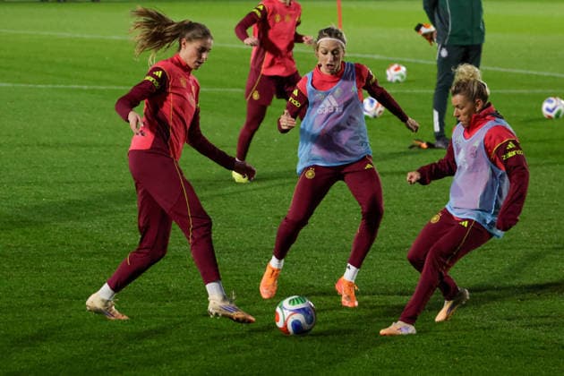 24.11.2025, xgrfx, Fussball DFB Medientermine, DFB Deutsche Frauennationalmannschaft - Training v.l. Jule Brand, Kathrin Hendrich, Linda Dallmann (Deutsche Frauennationalmannschaft) (DFL DFB REGULATIONS PROHIBIT ANY USE OF PHOTOGRAPHS as IMAGE SEQUENCES and or QUASI-VIDEO) Frankfurt am Main