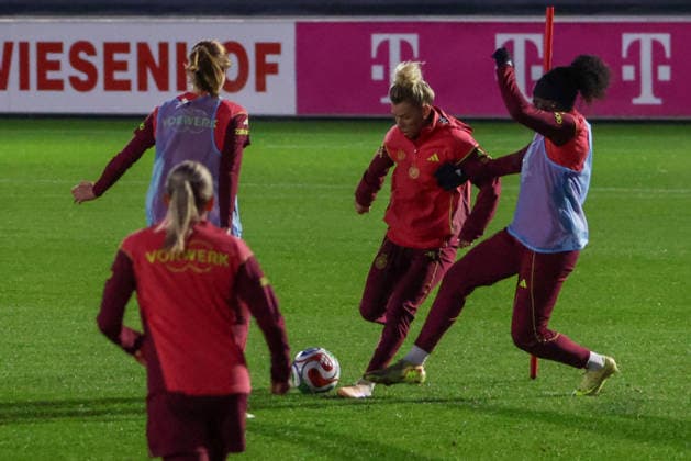24.11.2025, xgrfx, Fussball DFB Medientermine, DFB Deutsche Frauennationalmannschaft - Training v.l. Sjoeke Nüsken, Linda Dallmann, Nicole Anyomi (Deutsche Frauennationalmannschaft) (DFL DFB REGULATIONS PROHIBIT ANY USE OF PHOTOGRAPHS as IMAGE SEQUENCES and or QUASI-VIDEO) Frankfurt am Main