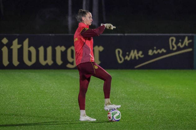 24.11.2025, xgrfx, Fussball DFB Medientermine, DFB Deutsche Frauennationalmannschaft - Training v.l. Ena Mahmutovic (Deutsche Frauennationalmannschaft) (DFL DFB REGULATIONS PROHIBIT ANY USE OF PHOTOGRAPHS as IMAGE SEQUENCES and or QUASI-VIDEO) Frankfurt am Main