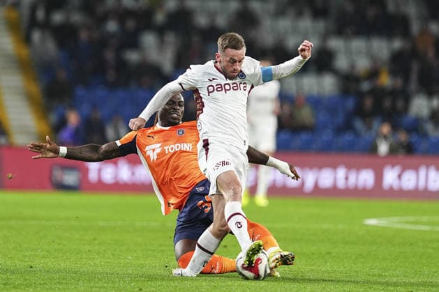 RAMS Basaksehir v Trabzonspor - Turkish Super Lig ISTANBUL, TURKIYE - NOVEMBER 24: Festy Ebosele (rear) of RAMS Basaksehir in action against Edin Visca (front) of Trabzonspor during the Turkish Super Lig week 13 football match between RAMS Basaksehir and Trabzonspor at Basaksehir Fatih Terim Stadium in Istanbul, Turkiye, on November 24, 2025. Agit Erdi Ulukaya Anadolu Istanbul Turkey. Editorial use only. Please get in touch for any other usage.  Copyright: x2025xAnadoluxAgitxErdixUlukayax