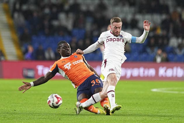 RAMS Basaksehir v Trabzonspor - Turkish Super Lig ISTANBUL, TURKIYE - NOVEMBER 24: Festy Ebosele (36) of RAMS Basaksehir in action against Edin Visca (R) of Trabzonspor during the Turkish Super Lig week 13 football match between RAMS Basaksehir and Trabzonspor at Basaksehir Fatih Terim Stadium in Istanbul, Turkiye, on November 24, 2025. Agit Erdi Ulukaya Anadolu Istanbul Turkey. Editorial use only. Please get in touch for any other usage.  Copyright: x2025xAnadoluxAgitxErdixUlukayax