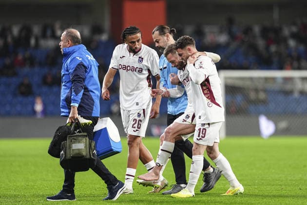 RAMS Basaksehir v Trabzonspor - Turkish Super Lig ISTANBUL, TURKIYE - NOVEMBER 24: Edin Visca (2nd R) of Trabzonspor gets injured during the Turkish Super Lig week 13 football match between RAMS Basaksehir and Trabzonspor at Basaksehir Fatih Terim Stadium in Istanbul, Turkiye, on November 24, 2025. Agit Erdi Ulukaya Anadolu Istanbul Turkey. Editorial use only. Please get in touch for any other usage.  Copyright: x2025xAnadoluxAgitxErdixUlukayax