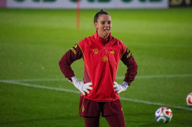 Frankfurt, Deutschland 24. November 2025: Fußball-Frauen-Nationalmannschaft - Training - 24.11.2025 Im Bild: Torhüterin Ena Mahmutovic (Deutschland) beim Training in Frankfurt DFB regulations prohibit any use of photographs as image sequences and or quasi-video DFB Campus Hessen Copyright: xFotostandx xFantinix