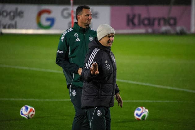 Frankfurt, Deutschland 24. November 2025: Fußball-Frauen-Nationalmannschaft - Training - 24.11.2025 Im Bild: v.li. Torwarttrainer Michael Fuchs (Deutschland) und Bundestrainer Christian Wück Wueck (Deutschland) beim Training in Frankfurt DFB regulations prohibit any use of photographs as image sequences and or quasi-video DFB Campus Hessen Copyright: xFotostandx xFantinix