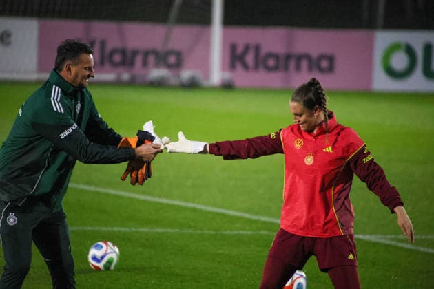Frankfurt, Deutschland 24. November 2025: Fußball-Frauen-Nationalmannschaft - Training - 24.11.2025 Im Bild: v.li. Torwarttrainer Michael Fuchs (Deutschland) und Torhüterin Ena Mahmutovic (Deutschland) beim Training in Frankfurt DFB regulations prohibit any use of photographs as image sequences and or quasi-video DFB Campus Hessen Copyright: xFotostandx xFantinix