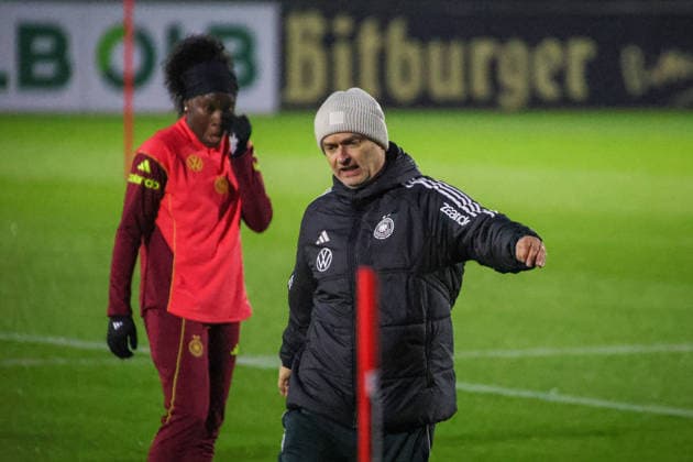 Frankfurt, Deutschland 24. November 2025: Fußball-Frauen-Nationalmannschaft - Training - 24.11.2025 Im Bild: Bundestrainer Christian Wück Wueck (Deutschland) beim Training in Frankfurt DFB regulations prohibit any use of photographs as image sequences and or quasi-video DFB Campus Hessen Copyright: xFotostandx xFantinix