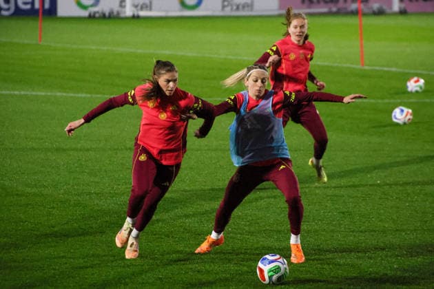 Frankfurt, Deutschland 24. November 2025: Fußball-Frauen-Nationalmannschaft - Training - 24.11.2025 Im Bild: v.li. Jule Brand (Deutschland) und Kathrin Hendrich (Deutschland) beim Training in Frankfurt DFB regulations prohibit any use of photographs as image sequences and or quasi-video DFB Campus Hessen Copyright: xFotostandx xFantinix