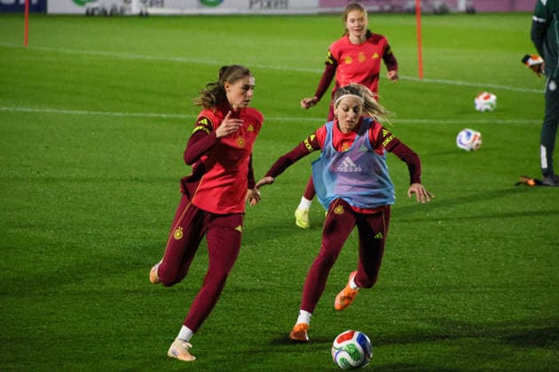 Frankfurt, Deutschland 24. November 2025: Fußball-Frauen-Nationalmannschaft - Training - 24.11.2025 Im Bild: v.li. Jule Brand (Deutschland) und Kathrin Hendrich (Deutschland) beim Training in Frankfurt DFB regulations prohibit any use of photographs as image sequences and or quasi-video DFB Campus Hessen Copyright: xFotostandx xFantinix