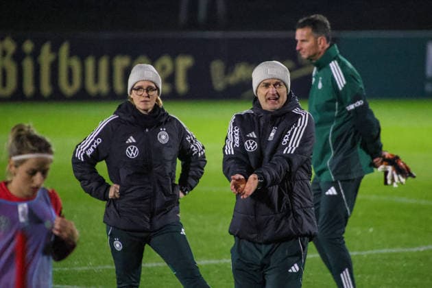 Frankfurt, Deutschland 24. November 2025: Fußball-Frauen-Nationalmannschaft - Training - 24.11.2025 Im Bild: v.li. Co-Trainerin Saskia Bartusiak (Deutschland) und Bundestrainer Christian Wück Wueck (Deutschland) beim Training in Frankfurt DFB regulations prohibit any use of photographs as image sequences and or quasi-video DFB Campus Hessen Copyright: xFotostandx xFantinix