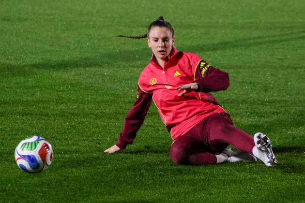 Frankfurt, Deutschland 24. November 2025: Fußball-Frauen-Nationalmannschaft - Training - 24.11.2025 Im Bild: Torhüterin Ena Mahmutovic (Deutschland) beim Training in Frankfurt DFB regulations prohibit any use of photographs as image sequences and or quasi-video DFB Campus Hessen Copyright: xFotostandx xFantinix