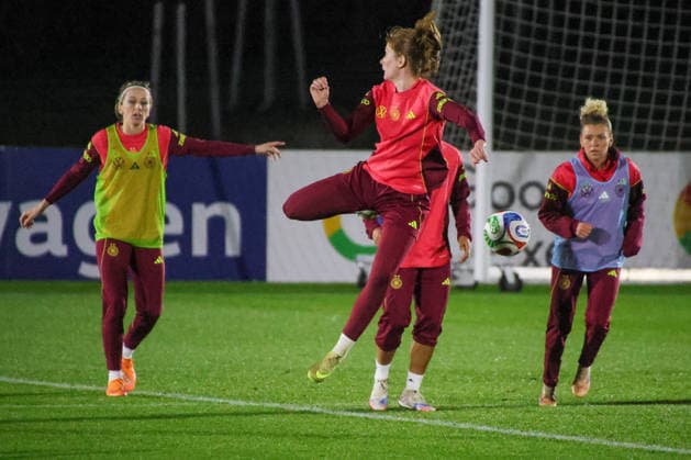 Frankfurt, Deutschland 24. November 2025: Fußball-Frauen-Nationalmannschaft - Training - 24.11.2025 Im Bild: v.li. Kathrin Hendrich (Deutschland), Sjoeke Nüsken Nuesken (Deutschland) und Linda Dallmann (Deutschland) beim Training in Frankfurt DFB regulations prohibit any use of photographs as image sequences and or quasi-video DFB Campus Hessen Copyright: xFotostandx xFantinix