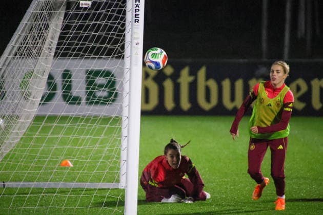 Frankfurt, Deutschland 24. November 2025: Fußball-Frauen-Nationalmannschaft - Training - 24.11.2025 Im Bild: v.li. Torhüterin Ena Mahmutovic (Deutschland) und Laura Freigang (Deutschland) beim Training in Frankfurt DFB regulations prohibit any use of photographs as image sequences and or quasi-video DFB Campus Hessen Copyright: xFotostandx xFantinix