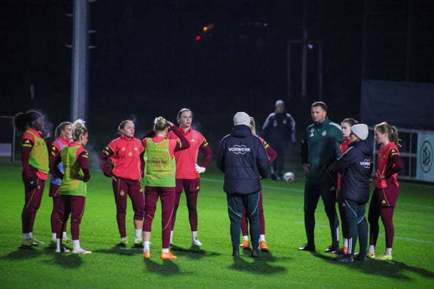 Frankfurt, Deutschland 24. November 2025: Fußball-Frauen-Nationalmannschaft - Training - 24.11.2025 Im Bild: Die Spielerinnen der deutschen Fußballnationalmannschaft der Frauen bilden einen Mannschaftskreis zur Besprechung mit dem Trainerstab beim Training in Frankfurt DFB regulations prohibit any use of photographs as image sequences and or quasi-video DFB Campus Hessen Copyright: xFotostandx xFantinix
