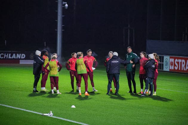 Frankfurt, Deutschland 24. November 2025: Fußball-Frauen-Nationalmannschaft - Training - 24.11.2025 Im Bild: Die Spielerinnen der deutschen Fußballnationalmannschaft der Frauen bilden einen Mannschaftskreis zur Besprechung mit dem Trainerstab beim Training in Frankfurt DFB regulations prohibit any use of photographs as image sequences and or quasi-video DFB Campus Hessen Copyright: xFotostandx xFantinix