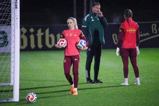 Frankfurt, Deutschland 24. November 2025: Fußball-Frauen-Nationalmannschaft - Training - 24.11.2025 Im Bild: v.li. Kathrin Hendrich (Deutschland), im Hintergrund bespricht sich Torwarttrainer Michael Fuchs (Deutschland) mit Torhüterin Ena Mahmutovic (Deutschland) beim Training in Frankfurt DFB regulations prohibit any use of photographs as image sequences and or quasi-video DFB Campus Hessen Copyright: xFotostandx xFantinix