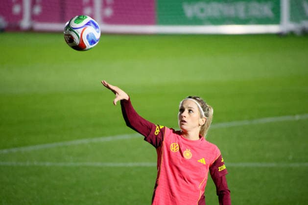 Frankfurt, Deutschland 24. November 2025: Fußball-Frauen-Nationalmannschaft - Training - 24.11.2025 Im Bild: Kathrin Hendrich (Deutschland) beim Training in Frankfurt DFB regulations prohibit any use of photographs as image sequences and or quasi-video DFB Campus Hessen Copyright: xFotostandx xFantinix