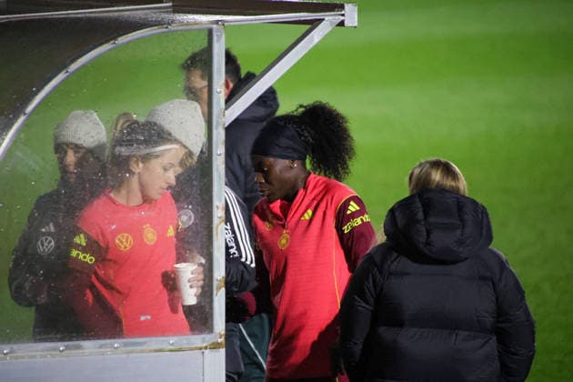Frankfurt, Deutschland 24. November 2025: Fußball-Frauen-Nationalmannschaft - Training - 24.11.2025 Im Bild: v.li. Kathrin Hendrich (Deutschland) und Nicole Anyomi (Deutschland) an der Trainerbank beim Training in Frankfurt DFB regulations prohibit any use of photographs as image sequences and or quasi-video DFB Campus Hessen Copyright: xFotostandx xFantinix