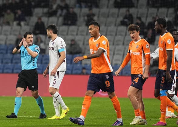 RAMS Basaksehir v Trabzonspor - Turkish Super Lig ISTANBUL, TURKIYE - NOVEMBER 24: Trabzonspor player Okay Yokustu objects to the referee during the Turkish Super Lig week 13 football match between RAMS Basaksehir and Trabzonspor at Basaksehir Fatih Terim Stadium in Istanbul, Turkiye, on November 24, 2025. Esra Bilgin Anadolu Istanbul Turkey. Editorial use only. Please get in touch for any other usage.  Copyright: x2025xAnadoluxEsraxBilginx