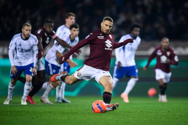 Torino FC v Como 1907 - Serie A Nikola Vlasic of Torino FC scores a goal from a penalty kick during the Serie A football match between Torino FC and Como 1907. Turin Italy Copyright: xNicolòxCampox